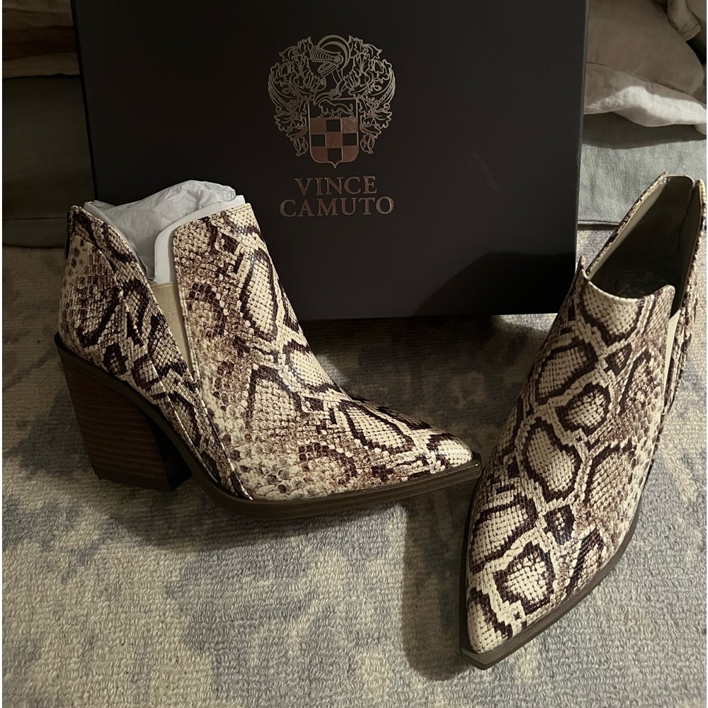 Vince Camuto Gradina snake skin natural.